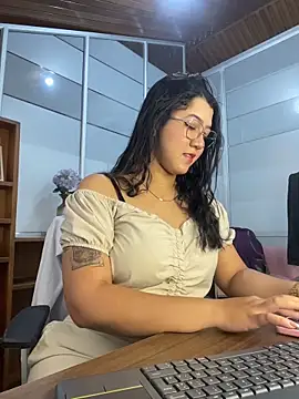 Chloe Thomsoon  online show from May 31, 11:49 am