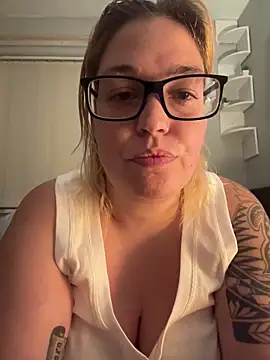 Snapshot of SecretRavenXO chatting on June 7, 10:04 pm SecretRavenXO online show from June 7, 10:04 pm