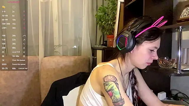 Snapshot of TuZezima chatting on May 22, 7:12 pm TuZezima online show from May 22, 7:12 pm