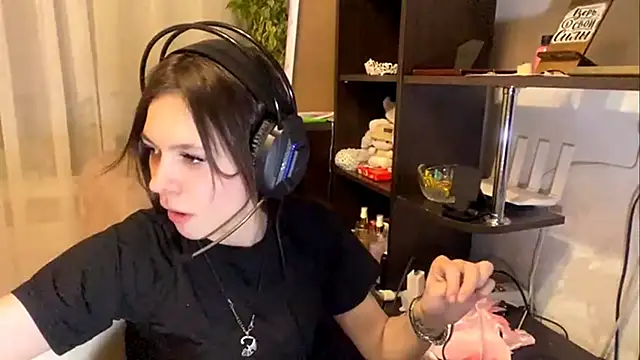 Snapshot of TuZezima chatting on May 3, 8:12 pm TuZezima online show from May 3, 8:12 pm