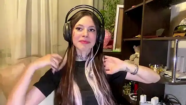 Snapshot of TuZezima chatting on May 7, 7:17 pm TuZezima online show from May 7, 7:17 pm