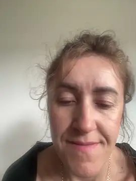 Snapshot of Avokadoo chatting on May 14, 9:39 am Avokadoo online show from May 14, 9:39 am