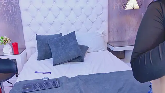 Snapshot of CarolineOlsen chatting on June 7, 12:05 am CarolineOlsen online show from June 7, 12:05 am