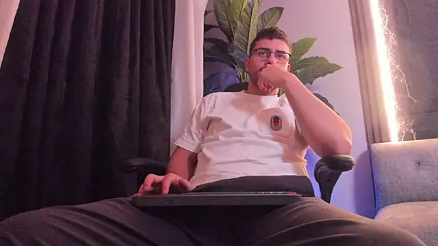 chris gold  online show from April 23, 8:10 pm