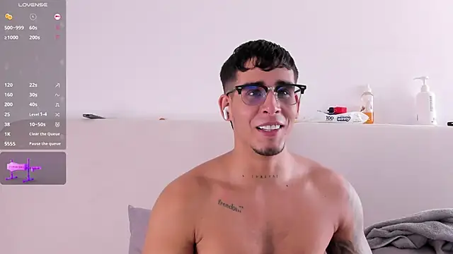 Iamcamilo   online show from April 30, 8:05 pm