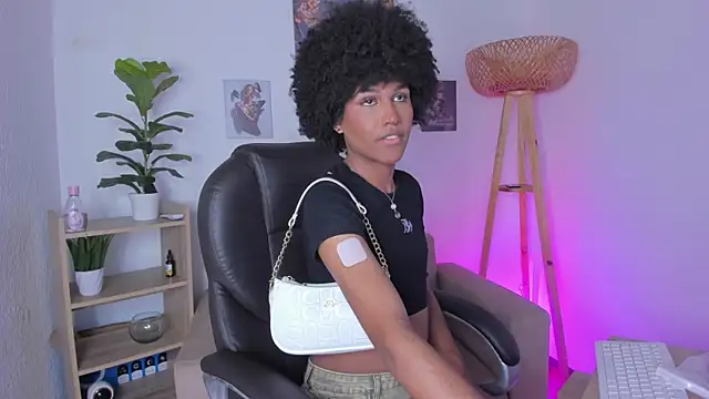Snapshot of NaomiSaenz_ chatting on June 23, 9:07 am NaomiSaenz online show from June 23, 9:07 am
