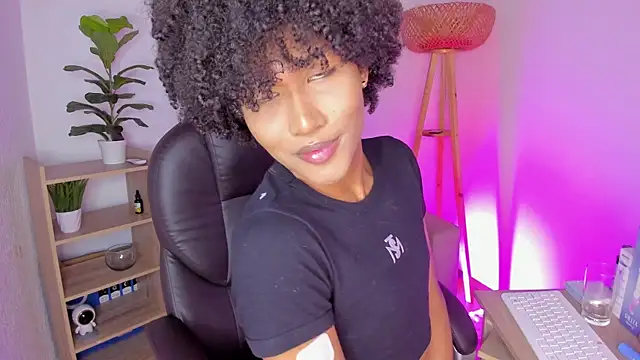 Snapshot of NaomiSaenz_ chatting on June 28, 11:05 am NaomiSaenz online show from June 28, 11:05 am