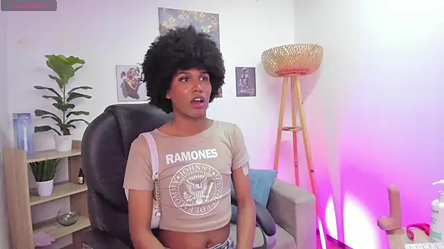 Snapshot of NaomiSaenz_ chatting on June 18, 9:20 pm NaomiSaenz online show from June 18, 9:20 pm