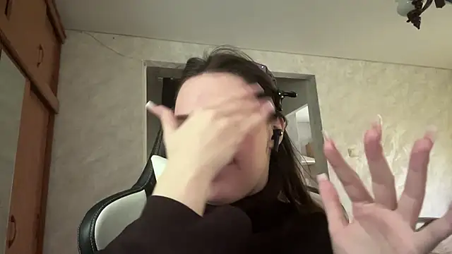 LeslySerna online show from April 24, 9:00 am