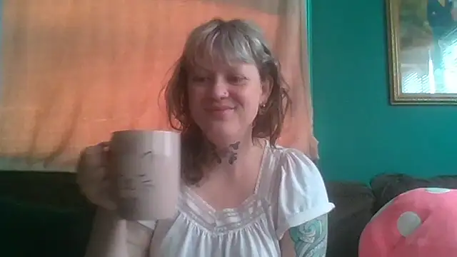 Snapshot of RosieSwitchBitch chatting on May 6, 11:03 am RosieSwitchBitch online show from May 6, 11:03 am