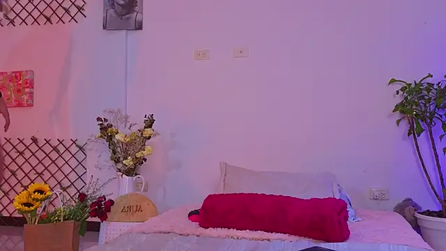 Lovelymoon  online show from May 13, 5:25 am
