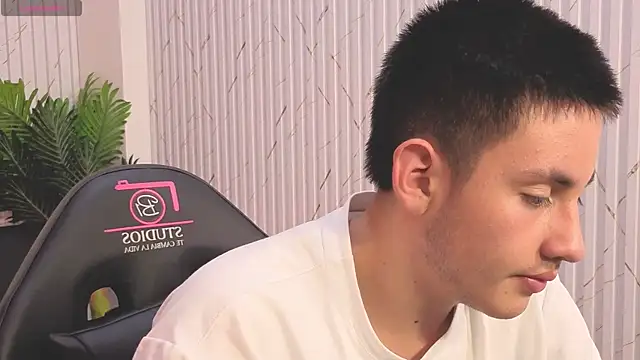 Snapshot of Andres_Tay chatting on May 28, 9:06 am Andres Tay online show from May 28, 9:06 am