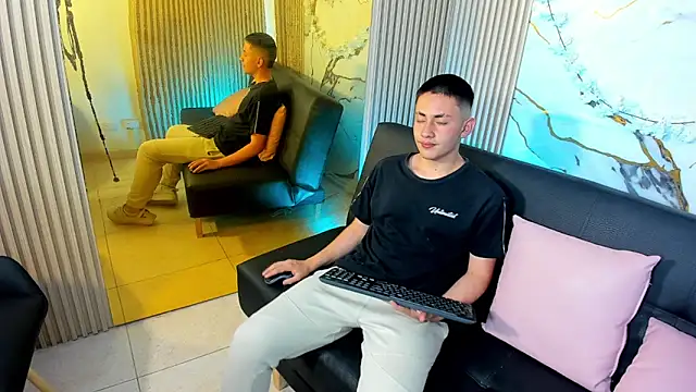 Snapshot of Andres_Tay chatting on May 8, 7:17 pm Andres Tay online show from May 8, 7:17 pm