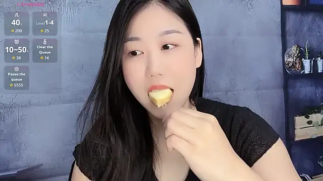 Snapshot of F-Yuwei chatting on April 30, 12:45 pm F-Yuwei online show from April 30, 12:45 pm
