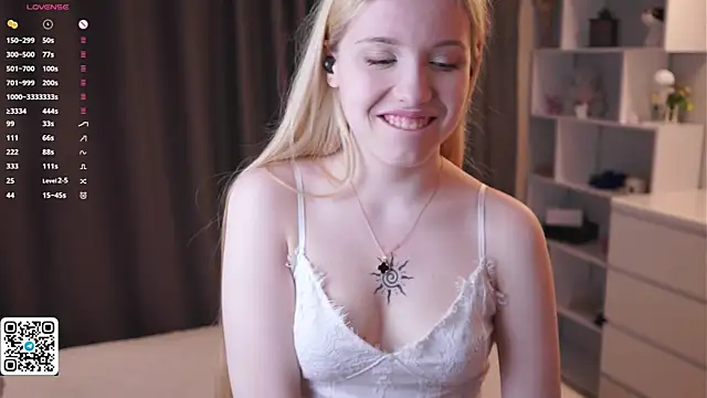 Snapshot of Sweet_Love_Lily chatting on May 17, 8:20 pm Sweet Love Lily online show from May 17, 8:20 pm
