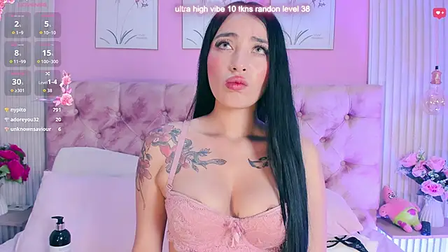 Snapshot of Ariana_west_ chatting on May 11, 2:45 pm Ariana west online show from May 11, 2:45 pm