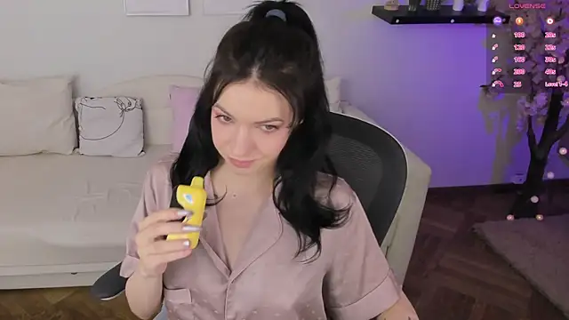 Snapshot of Luna_Come chatting on June 12, 5:49 am Luna Come online show from June 12, 5:49 am