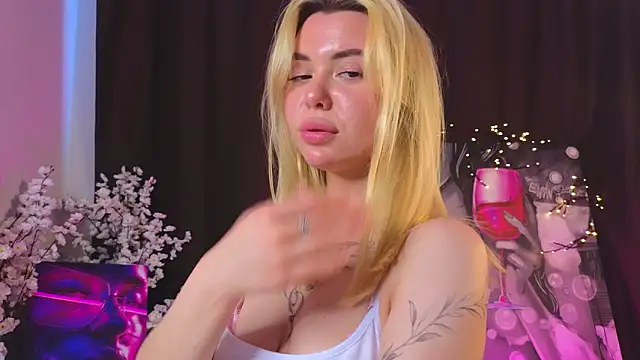 AveriRigby online show from May 8, 10:52 am