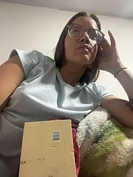 Snapshot of SamyandAllison chatting on May 23, 12:42 am SamyandAllison online show from May 23, 12:42 am