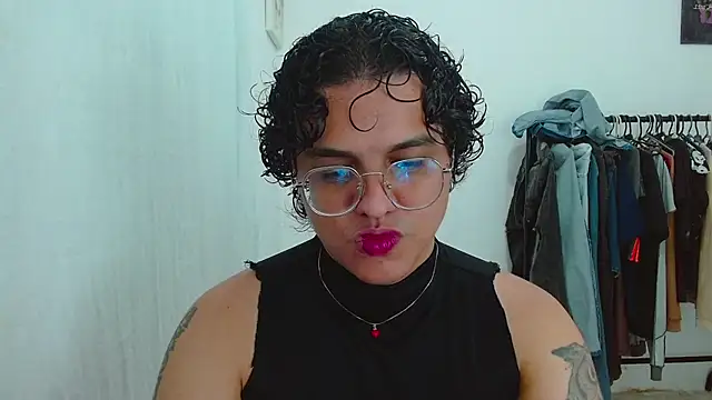 Snapshot of Diane_exotic chatting on May 17, 1:27 am Diane exotic online show from May 17, 1:27 am