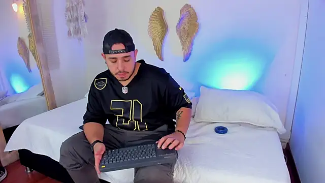 ChrisWyles online show from April 28, 11:36 am