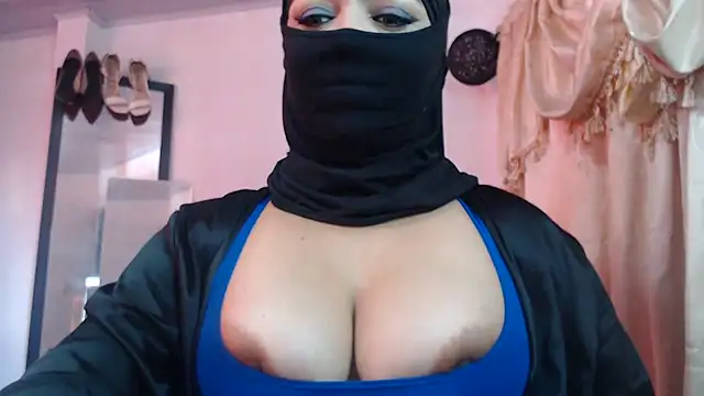 Snapshot of nadia__abaud chatting on July 17, 9:45 pm nadia abaud online show from July 17, 9:45 pm