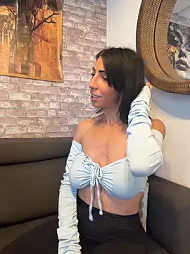 Snapshot of Yasmiinee chatting on May 17, 6:30 pm Yasmiinee online show from May 17, 6:30 pm