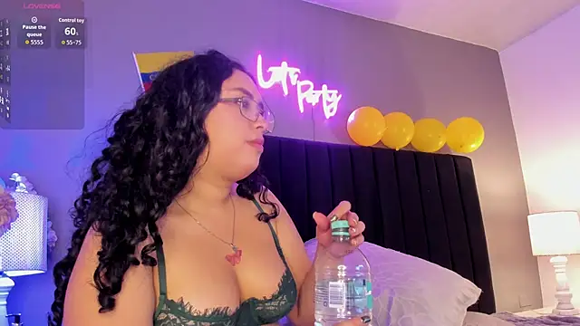 isaxcurves online show from June 13, 8:07 pm