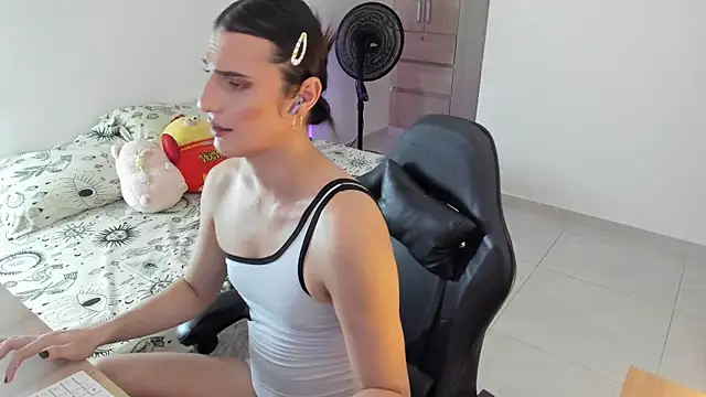  shantallskinny  online show from May 28, 5:04 am