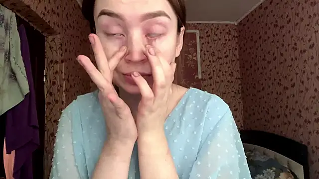 Chloooee online show from May 14, 2:47 pm