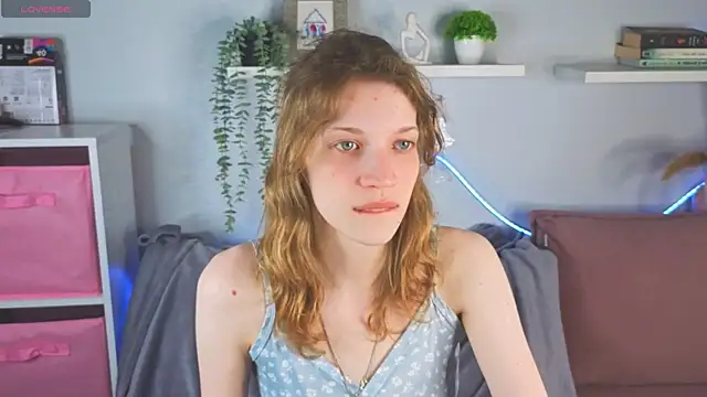 Snapshot of Emily_Cartex chatting on May 17, 5:51 am Emily Cartex online show from May 17, 5:51 am
