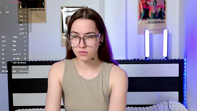 Snapshot of EvaAndLuna chatting on May 9, 2:37 am EvaAndLuna online show from May 9, 2:37 am