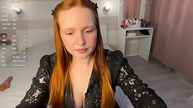 Snapshot of KikiBorn chatting on May 11, 9:54 am KikiBorn online show from May 11, 9:54 am