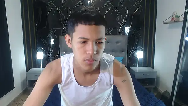 Snapshot of PhillipCox chatting on May 28, 7:53 pm PhillipCox online show from May 28, 7:53 pm