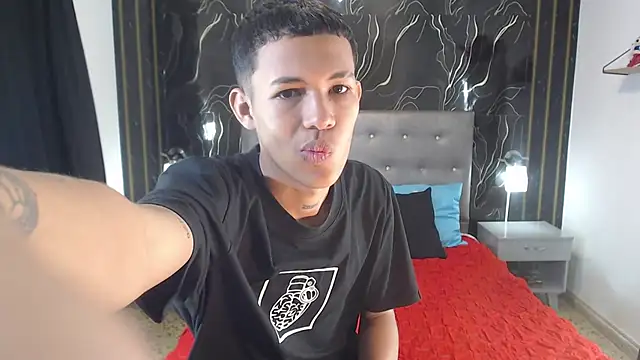 Snapshot of PhillipCox chatting on May 20, 12:35 pm PhillipCox online show from May 20, 12:35 pm