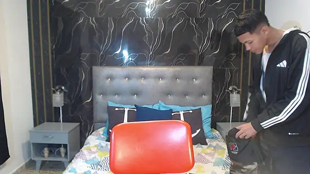 Snapshot of PhillipCox chatting on May 22, 7:23 pm PhillipCox online show from May 22, 7:23 pm