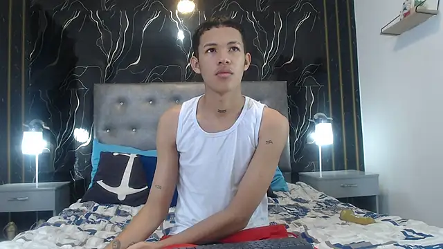 Snapshot of PhillipCox chatting on May 29, 12:33 pm PhillipCox online show from May 29, 12:33 pm