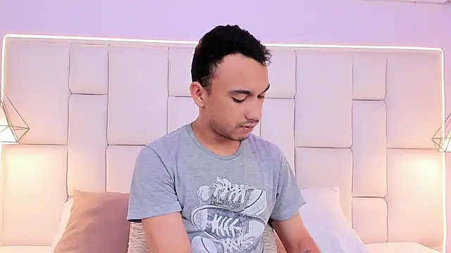 AndresSolorzano1 online show from May 2, 11:26 am