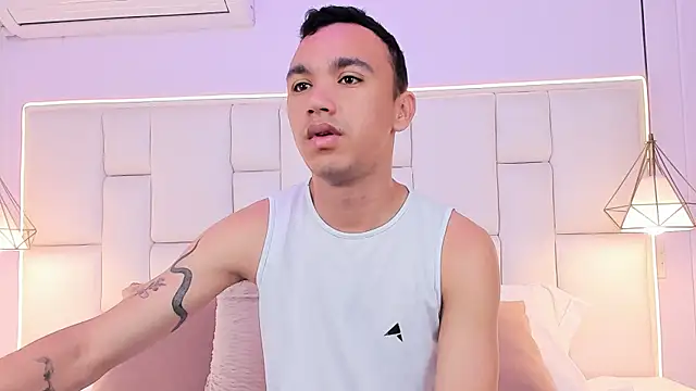 AndresSolorzano1 online show from May 5, 12:52 pm