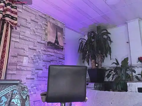 Snapshot of BeautyCatalella1 chatting on April 29, 5:30 pm BeautyCatalella1 online show from April 29, 5:30 pm