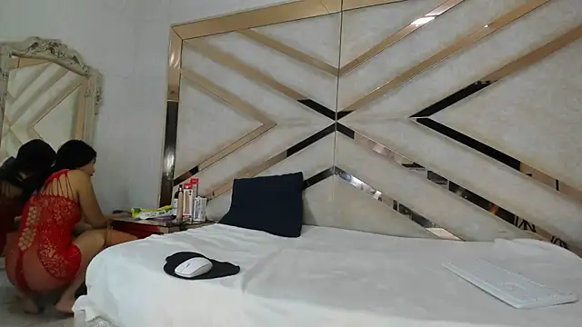 Snapshot of AuroraHoney32 chatting on May 19, 11:56 pm AuroraHoney32 online show from May 19, 11:56 pm