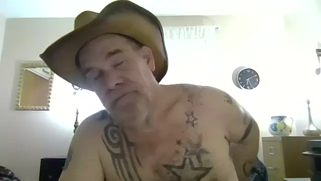 Snapshot of Caesar_Baxter chatting on April 29, 10:27 pm Caesar Baxter online show from April 29, 10:27 pm