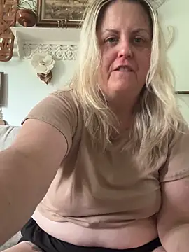 Snapshot of Bruiserboomer2 chatting on May 24, 10:20 pm Bruiserboomer2 online show from May 24, 10:20 pm