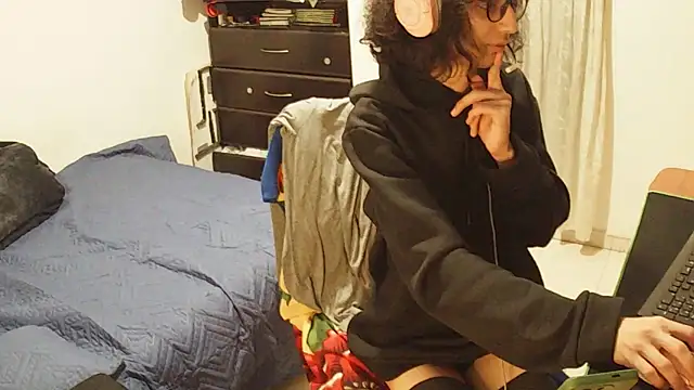 hxxyro1 online show from May 1, 3:33 am