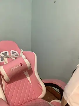 Snapshot of Lilyy18 chatting on May 22, 2:15 pm Lilyy18 online show from May 22, 2:15 pm