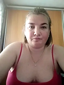Snapshot of MiyaOlliver chatting on May 11, 7:32 am MiyaOlliver online show from May 11, 7:32 am