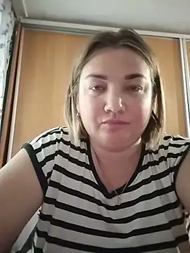 Snapshot of MiyaOlliver chatting on June 9, 10:05 am MiyaOlliver online show from June 9, 10:05 am