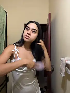 mia moonna online show from July 3, 10:33 am
