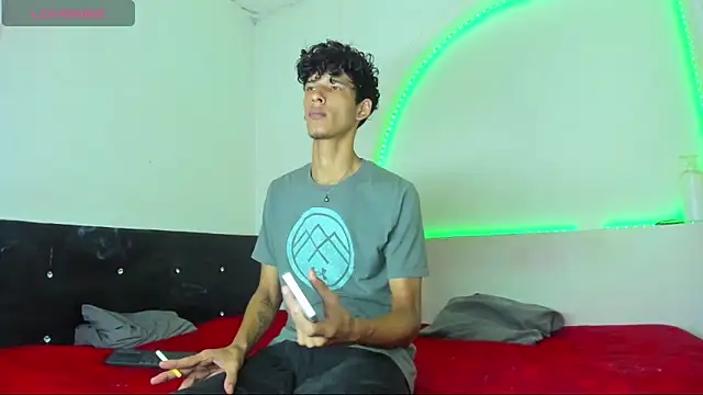 liammendoza98 online show from May 9, 11:57 am
