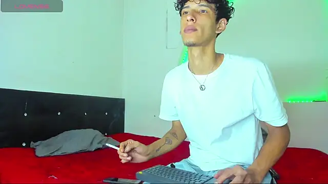 liammendoza98 online show from May 16, 12:04 pm